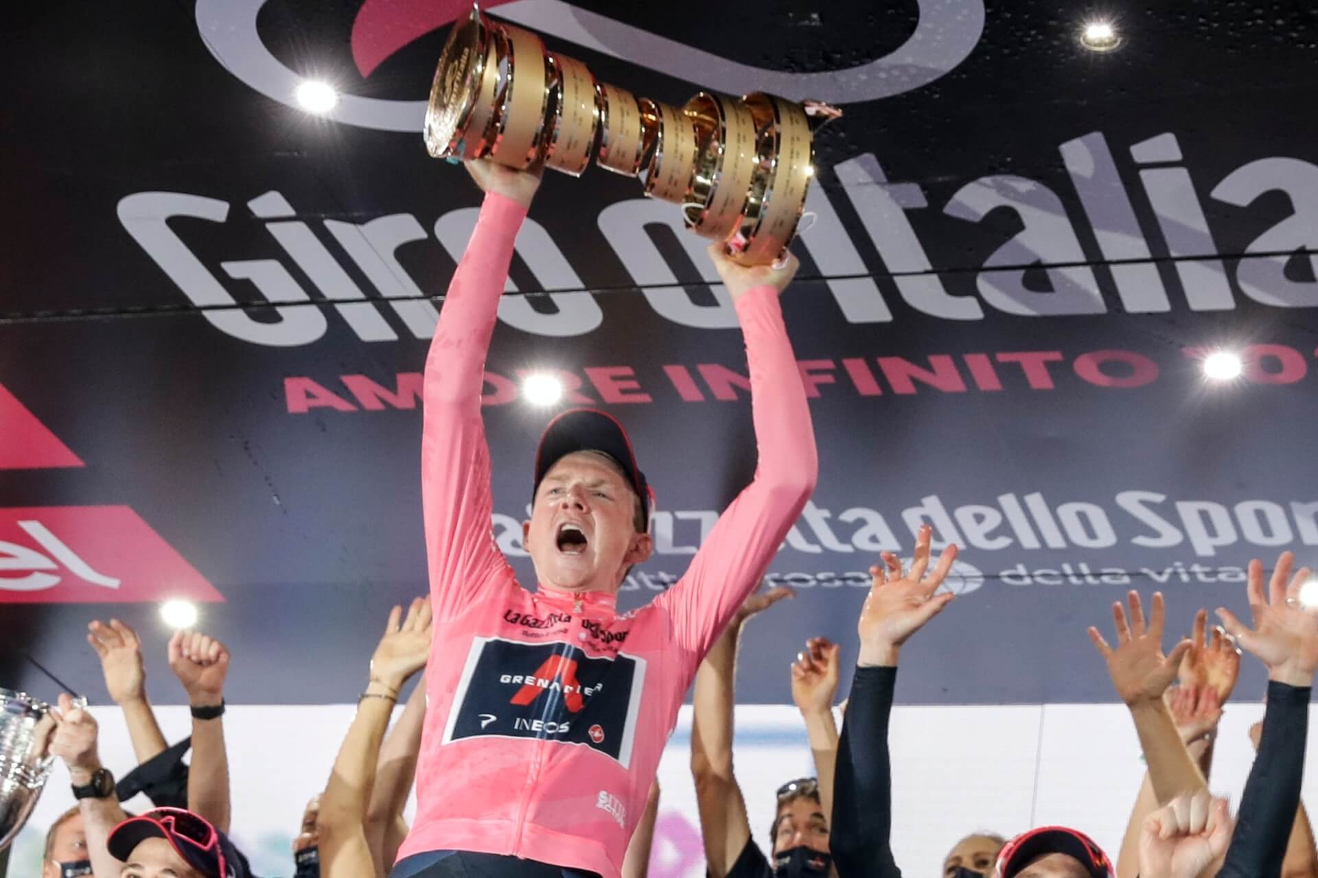 Tao Geoghegan Hart wins the 2020 giro d'Italia